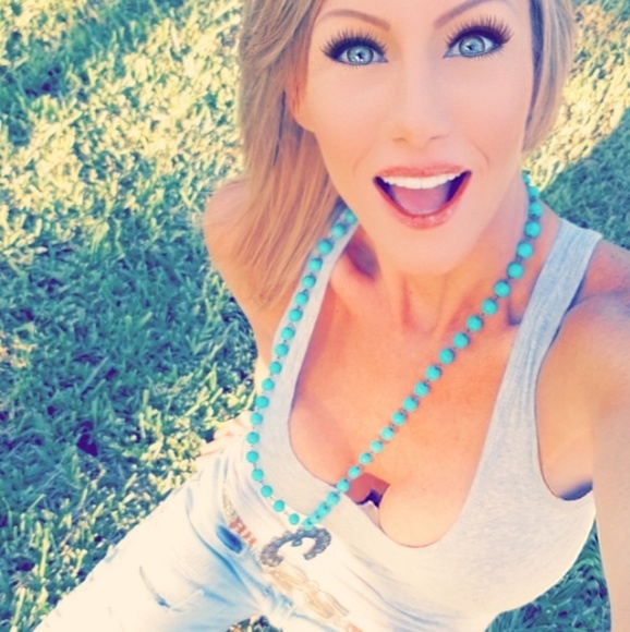 Meet your Posher, Monique - Picture 2 of 8